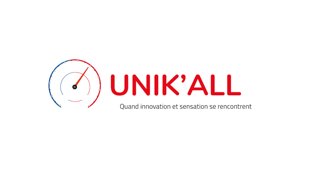 Logo UnikAll. Compteur de voiture avec des dégradés de allant du bleu au rouge vers la droite. Le mot, UnikAll, de couleur rouge, est placé à droite du compteur, au dessus de la phrase, quand innovation et sensation se rencontrent, avec une typographie sans empattement, de couleur noir.